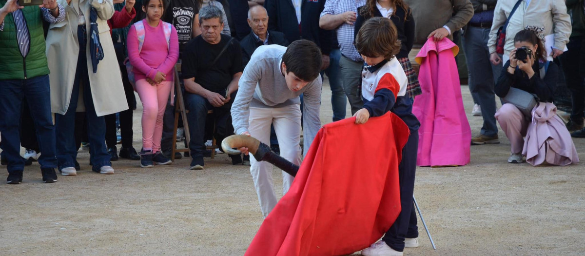 Exhibición de alumnos de la Escuela Taurina en la Monumental