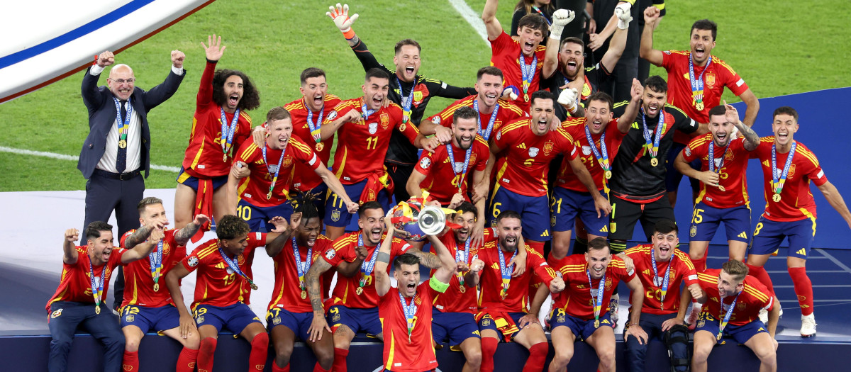 El capitán de la selección española, Álvaro Morata, levanta el trofeo como campeones de la Eurocopa