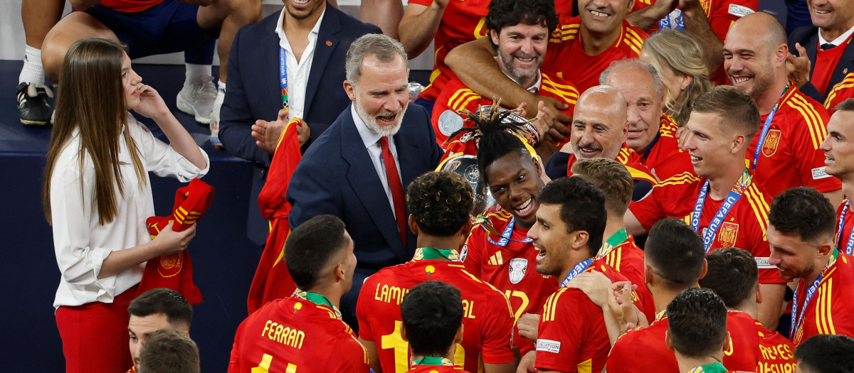 El rey Felipe VI celebra con los jugadores de la selección española la Eurocopa
