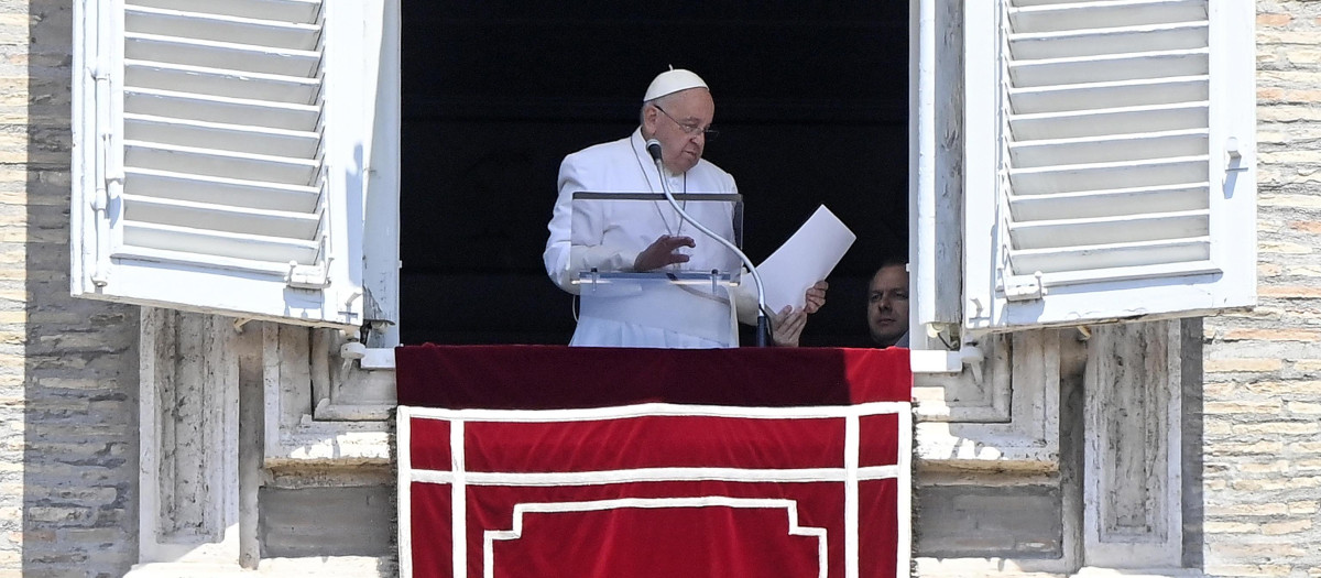 El Papa Francisco, ayer 14 de julio, durante la oración del Ángelus desde la ventana de su oficina en la plaza de San Pedro. EFE/RICCARDO ANTIMIANI