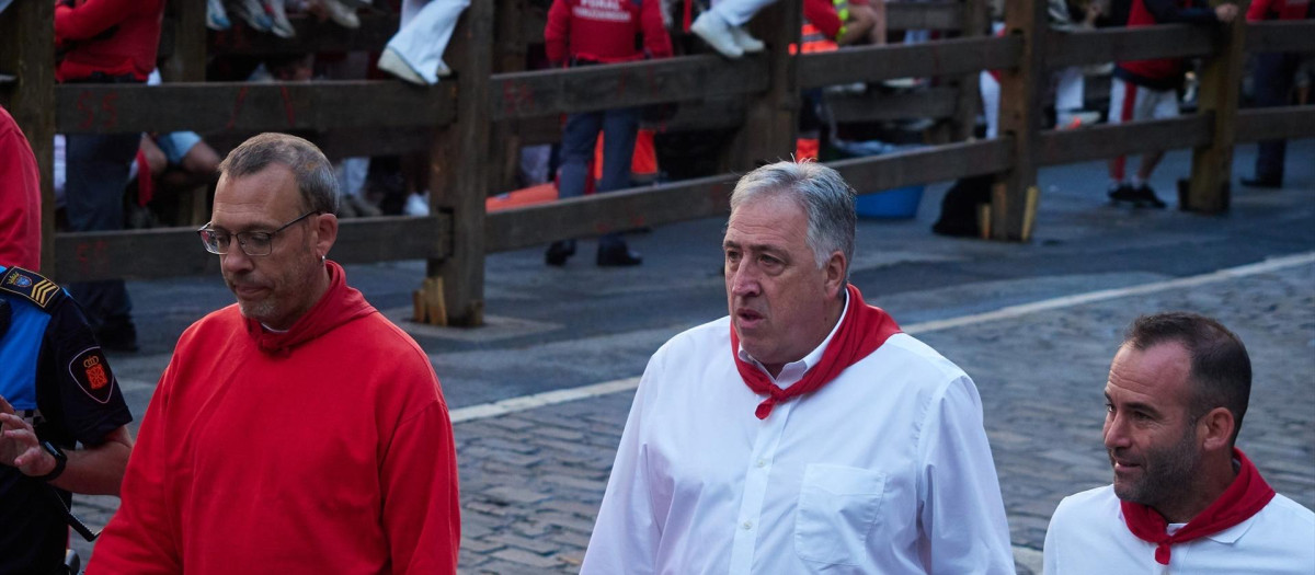 El alcalde de Pamplona, Joseba Asiron, durante el primer encierro de Sanfermines el pasado 7 de julio