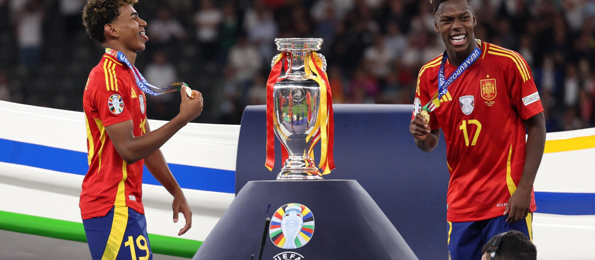 Lamine Yamal y Nico Williams recogiendo su medalla de campeones de la Eurocopa con España
