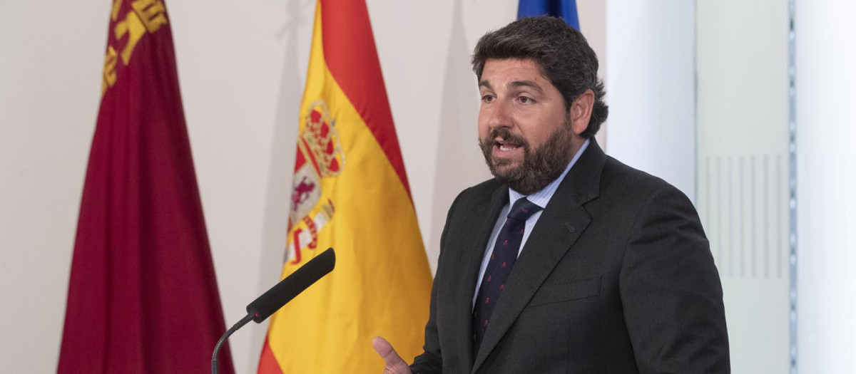 El presidente de la Región de Murcia, Fernando López Miras, da una rueda de prensa en el Palacio de San Esteban