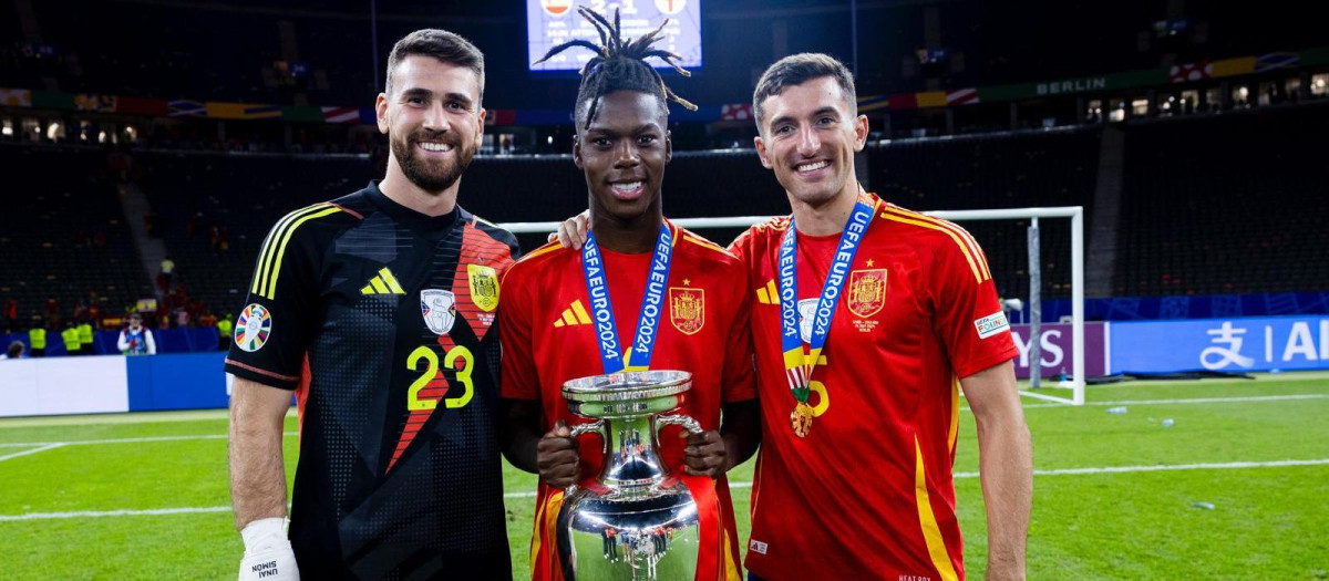 Unai Simón, Nico Williams y Dani Vivian con la Eurocopa