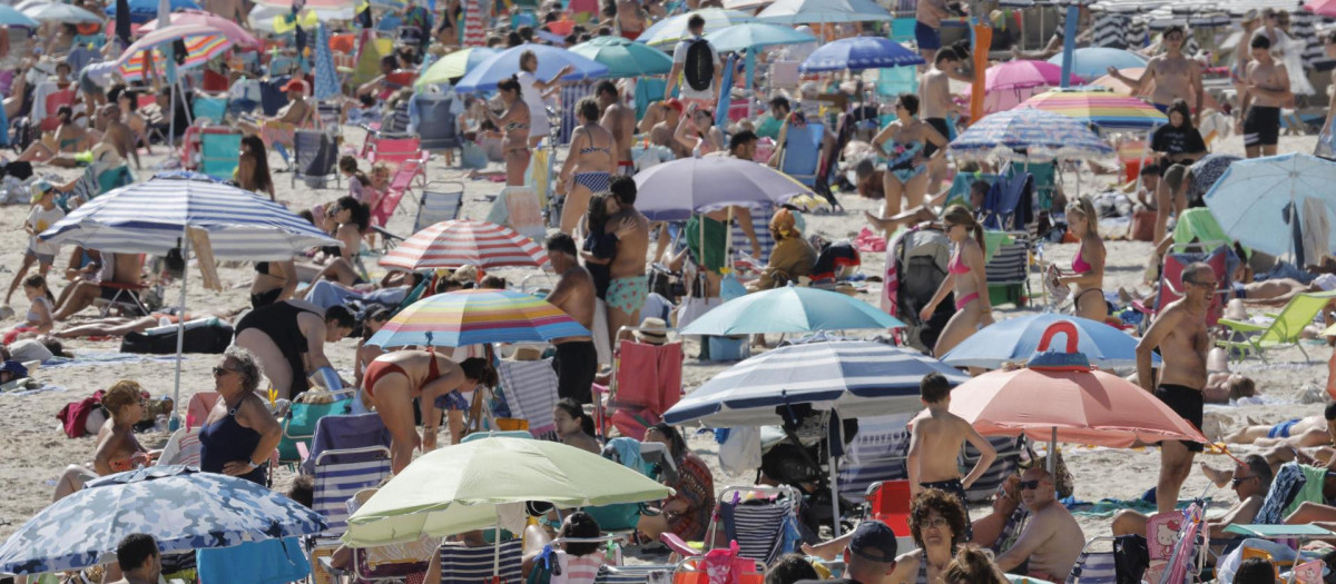 Cientos de bañistas disfrutan en la playa de Silgar, en Sangenjo