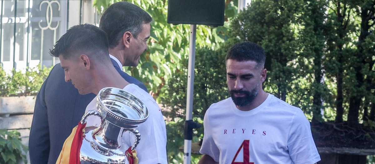 Carvajal no ha mirado a la cara a Sánchez mientras recibía su saludo