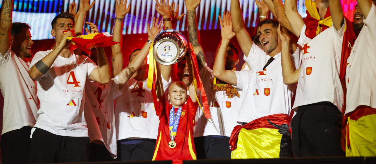 Maria celebra junto a los jugadores de la selección española en Cibeles del título de campeones de la Eurocopa