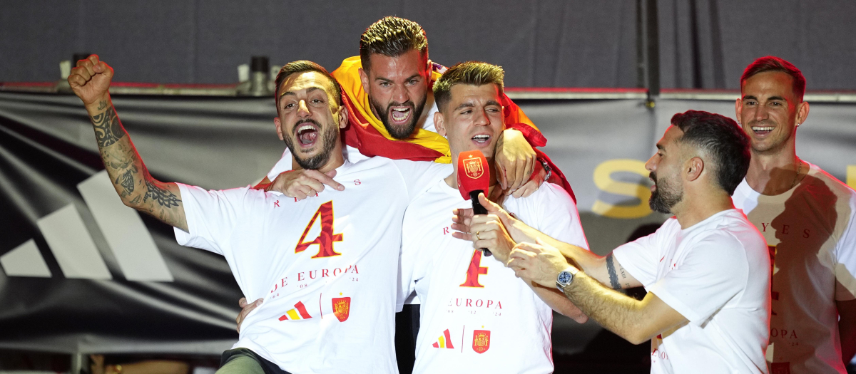 Dani Carvajal, Alvaro Morata, Jeselu Mato y Nacho Fernández durante la celebración de la victoria de España en la Eurocopa