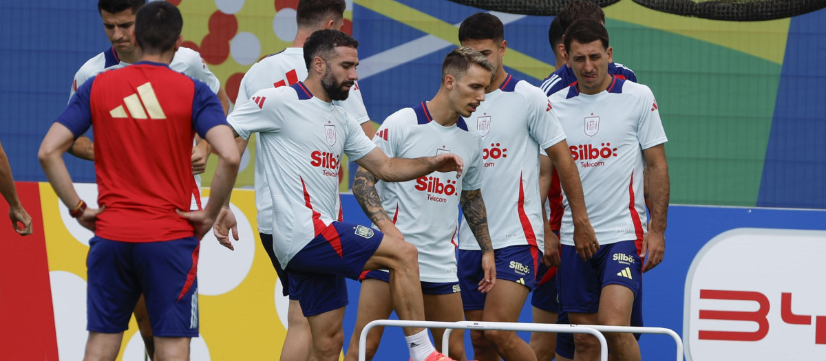 Los jugadores de la selección española entrenan con la publicidad de Silbö