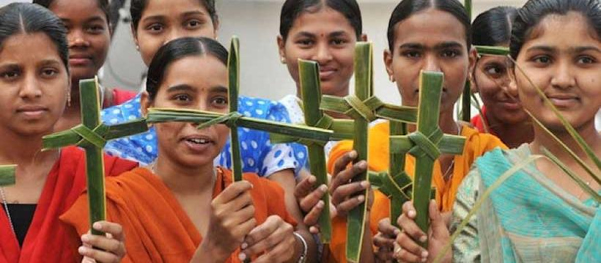 Cristianas indias participan en una peregrinación