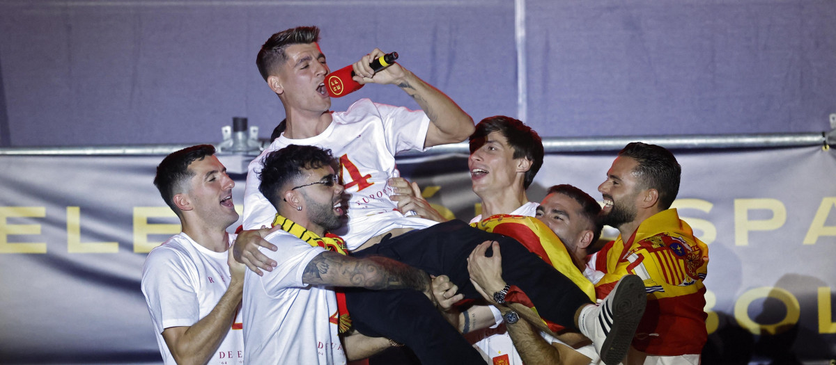 Los jugadores de la selección española celebran la Eurocopa