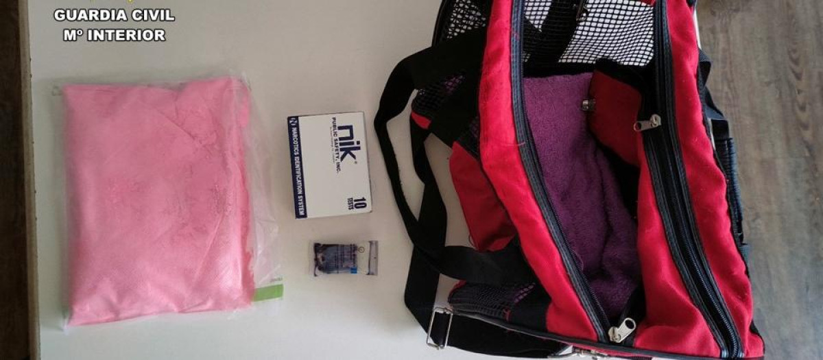 El transportín con droga incautado por la Guardia Civil