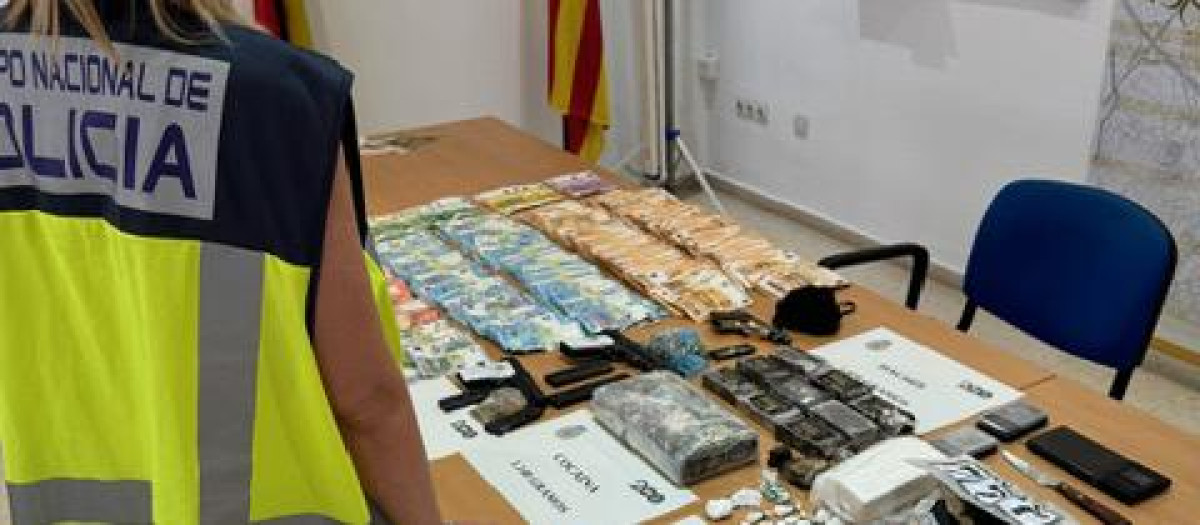 Imagen del dinero y otros objetos incautados en la operación policial