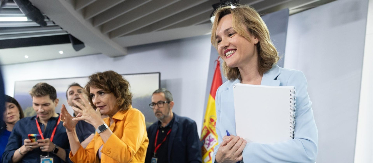 La portavoz del Gobierno, Pilar Alegría, y la ministra de Hacienda, María Jesús Montero, tras el Consejo de Ministros de esta martes