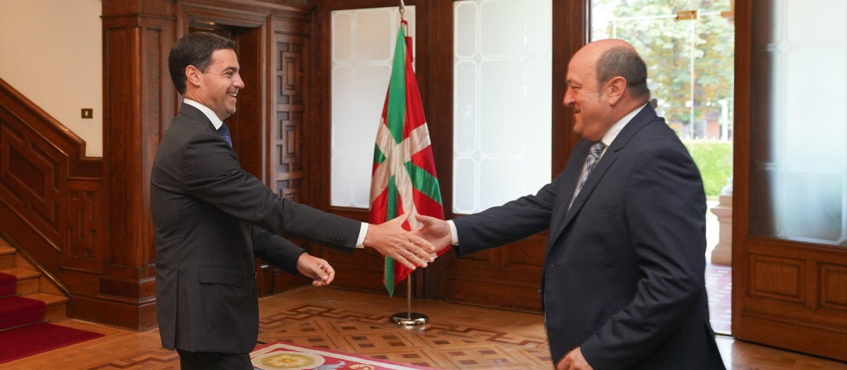 El lendakari, Imanol Pradales, recibe al presidente del PNV, Andoni Ortuzar