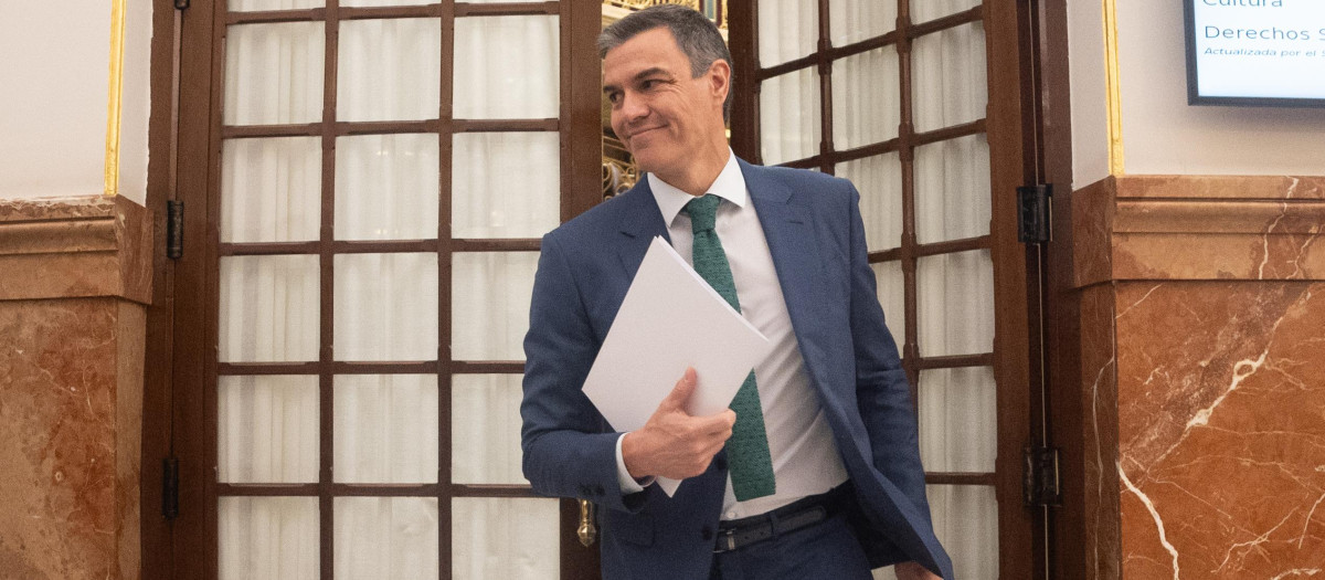 El presidente del Gobierno, Pedro Sánchez, sale de una sesión de control al Gobierno, en el Congreso de los Diputados, a 26 de junio de 2024, en Madrid (España). La financiación singular para Cataluña protagoniza hoy la sesión de control al Gobierno en el Pleno del Congreso, con preguntas de varios grupos parlamentarios tanto al presidente del Gobierno, como a la vicepresidenta primera y ministra de Hacienda. Además, el pleno ha estado marcado por el acuerdo entre el PSOE y el PP para renovar el CGPJ, que tuvo lugar ayer en Bruselas.
26 JUNIO 2024;SESION DE CONTROL AL GOBIERNO;FINANCIANCIÓN;CATALUNYA;SESIÓN DE CONTROL
Eduardo Parra / Europa Press
26/6/2024