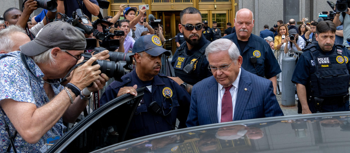 El senador Bob Menéndez sale del tribunal federal de Manhattan