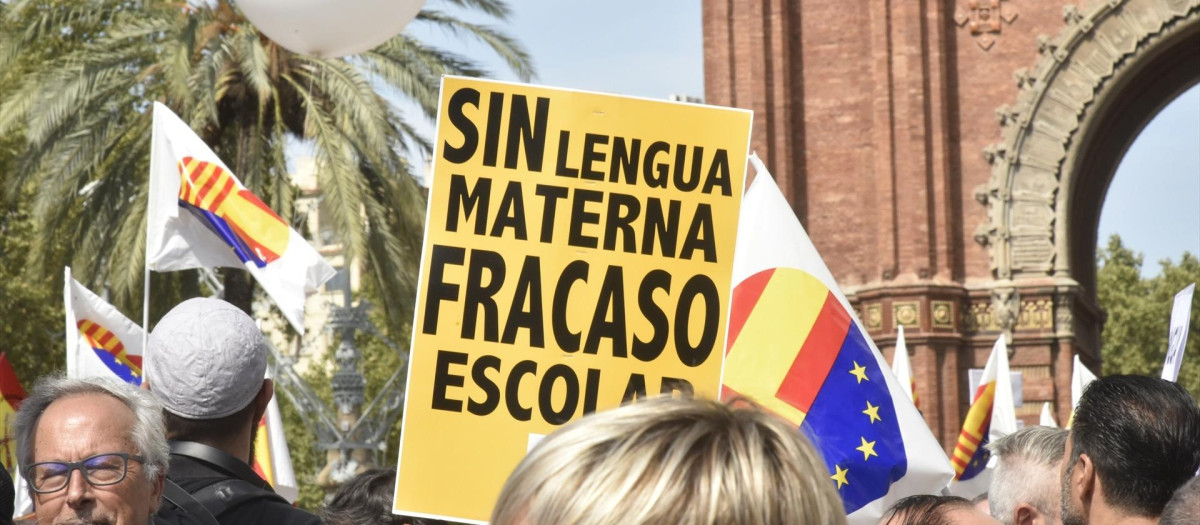 Varias personas participan junto a varios políticos en una manifestación para defender la lengua en castellano, a 18 de septiembre de 2022, en Barcelona, Cataluña, (España). Esta protesta ha sido convocada por la plataforma Escuela de todos bajo el lema ‘Español, lengua vehicular’. Escuela de todos la forman 15 Asociaciones Catalanas que persiguen que todos los centros educativos impartan un mínimo de 25% de horas en castellano y se cumpla lo que dictaminó el  Tribunal Superior de Justicia de Cataluña (TSJC). Pero el Govern aprobó después de esta sentencia por dar "preferencia" al catalán.
18 SEPTIEMBRE 2022;BARCELONA;CATALUNYA;DECLARACIONES;MICRÓFONOS;PERIODISTAS;PERIODISTA;EDUCACIÓN EN ESPAÑOL;
David Oller / Europa Press
(Foto de ARCHIVO)
18/9/2022