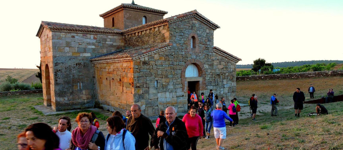 Amanece en San Pedro de la Nave, hasta donde llegan centenares de peregrinos