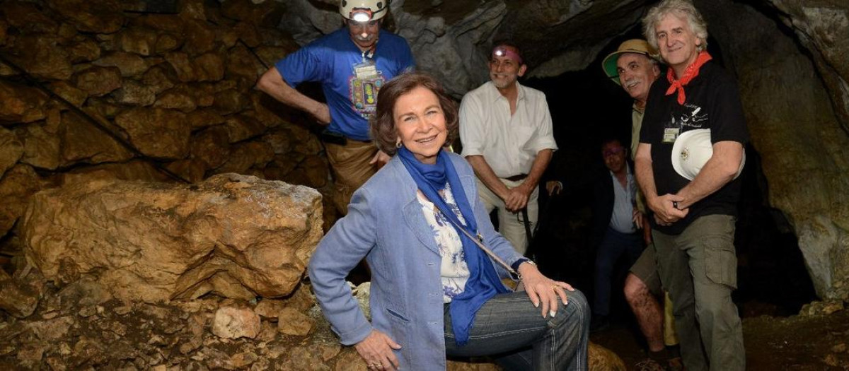 La Reina Doña Sofía, durante una de sus visitas a los yacimientos de Atapuerca