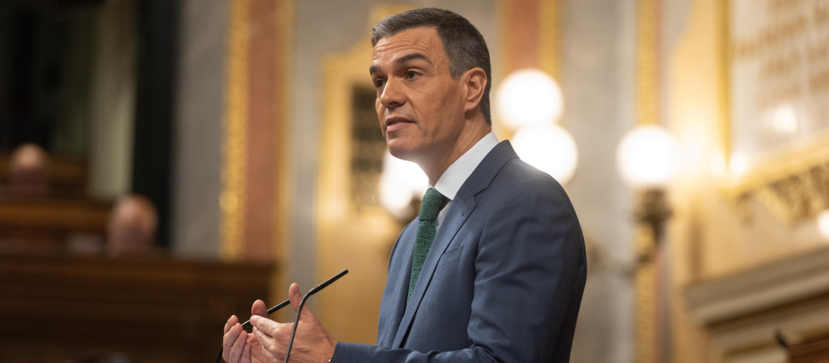 El presidente del Gobierno, Pedro Sánchez, comparece durante una sesión extraordinaria en el Congreso de los Diputados, a 17 de julio de 2024, en Madrid (España). Pedro Sánchez presenta hoy las líneas fundamentales del Plan de Acción por la Democracia, también llamado plan de regeneración democrática. Se trata de un paquete de medidas que incluye cambios en la regulación de la publicidad institucional para limitar el dinero público que se destina a los medios de comunicación. Durante la sesión, también ha informado de las decisiones adoptadas por los líderes de los 27 en los Consejos Europeos que tuvieron lugar en los pasados 17 y 27 de junio.
17 JULIO 2024;MADRID;CONGRESO DE LOS DIPUTADOS;SESIÓN EXTRAORDINARIA;PLAN DE REGENERACIÓN DEMOCRÁTICA
Eduardo Parra / Europa Press
17/7/2024