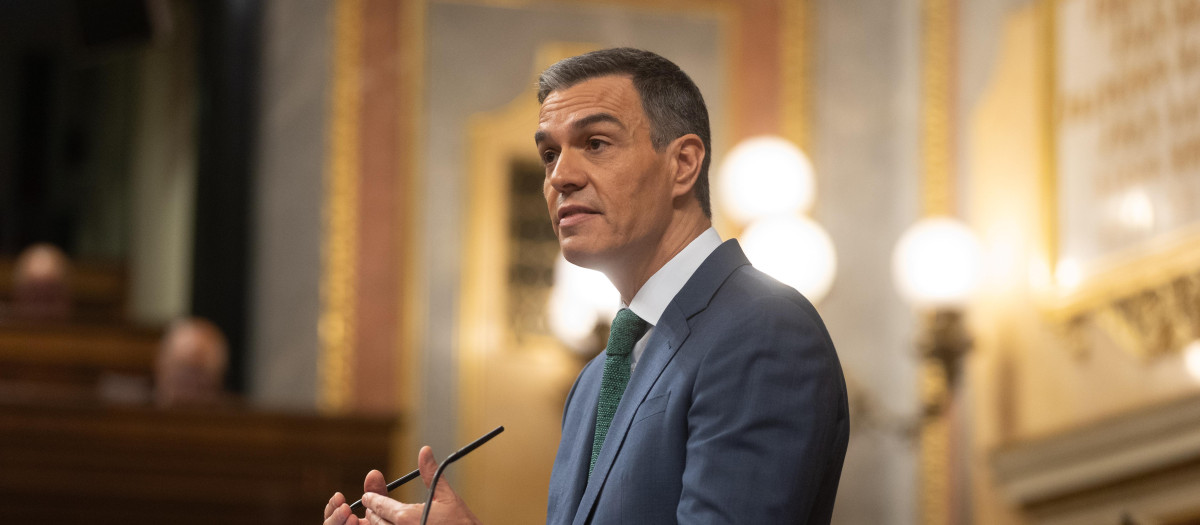 El presidente del Gobierno, Pedro Sánchez, comparece durante una sesión extraordinaria en el Congreso de los Diputados, a 17 de julio de 2024, en Madrid (España). Pedro Sánchez presenta hoy las líneas fundamentales del Plan de Acción por la Democracia, también llamado plan de regeneración democrática. Se trata de un paquete de medidas que incluye cambios en la regulación de la publicidad institucional para limitar el dinero público que se destina a los medios de comunicación. Durante la sesión, también ha informado de las decisiones adoptadas por los líderes de los 27 en los Consejos Europeos que tuvieron lugar en los pasados 17 y 27 de junio.
17 JULIO 2024;MADRID;CONGRESO DE LOS DIPUTADOS;SESIÓN EXTRAORDINARIA;PLAN DE REGENERACIÓN DEMOCRÁTICA
Eduardo Parra / Europa Press
17/7/2024