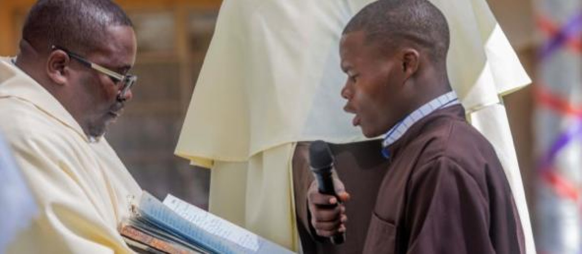Un joven de Zimbabue emite sus votos religiosos