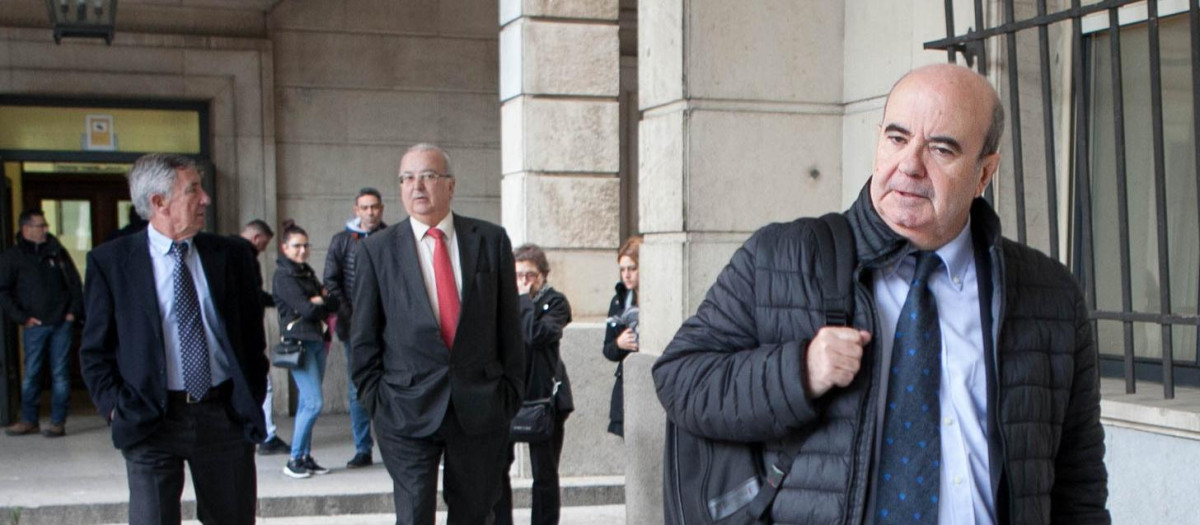 El exconsejero Gaspar Zarrías, en primer plano, a su llegada a los juzgados, en una imagen de archivo