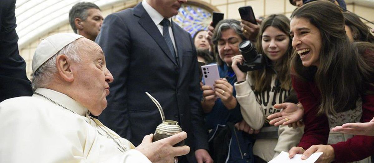 Victoria Caranti ofreciéndole mate al Papa Francisco en una audiencia