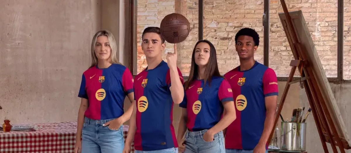 Foto de presentación de la nueva equipación del Barça