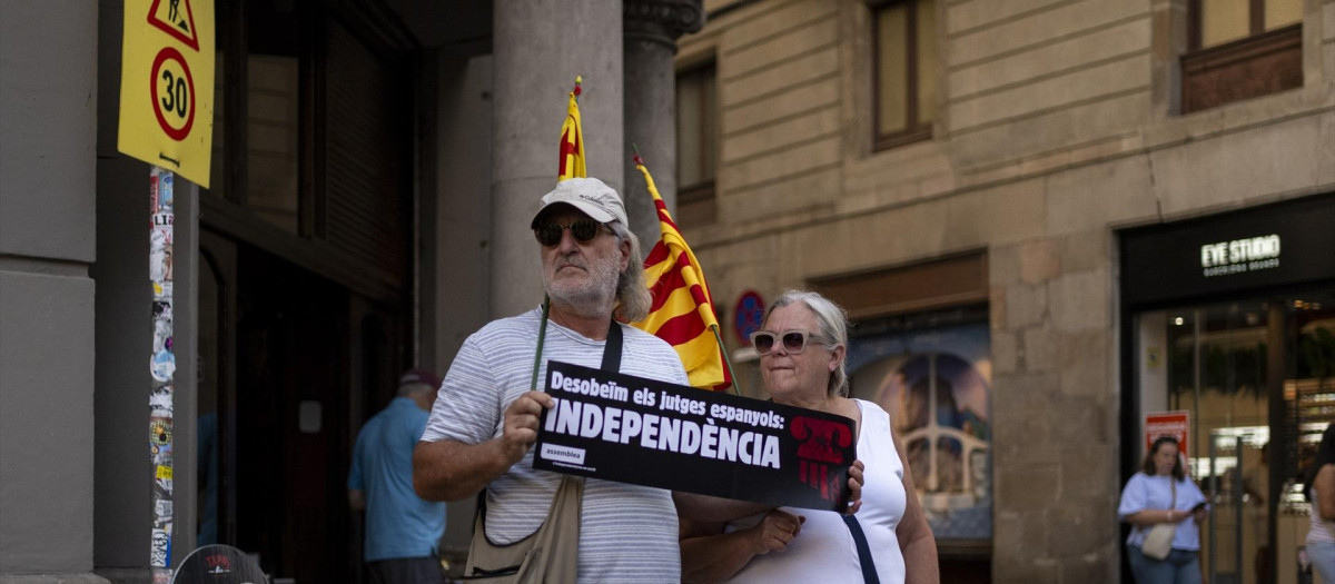 Dos personas durante una manifestación para pedir la aplicación de la amnistía, a 13 de julio de 2024, en Barcelona, Catalunya (España). La Assemblea Nacional Catalana (ANC) ha convocado la manifestación, que ha salido desde la plaza Urquinaona, pasando por la Via Laietana, hasta la plaza Sant Jaume, bajo el lema ‘Desobeïm als jutges espanyols: Independència’ con el propósito de denunciar el "golpe de Estadio judicial" que se está produciendo con las reticencias de algunos tribunales a aplicar la Ley de Amnistía.
13 JULIO 2024;MANIFESTACIÓN;ANC;INDEPENTENTISTA;INDEPENDENTISMO;AMNISTÍA;PROTESTA
Lorena Sopêna / Europa Press
13/7/2024