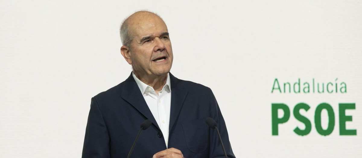 Manuel Chaves dio ayer jueves una rueda de prensa en la sede del PSOE andaluz para reivindicar su legado