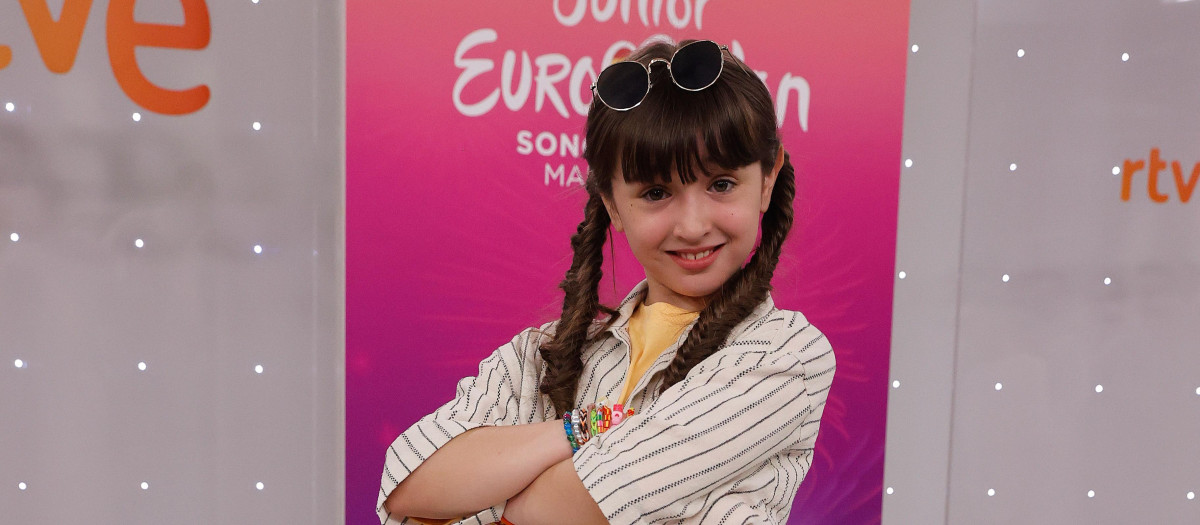 ESPAÑA, 18/07/2024.- Chloe de la Rosa, joven de 9 años natural de Guareña (Badajoz) y con raíces andaluzas, representará a España en Eurovisión Júnior 2024, la versión infantil del célebre concurso musical europeo, que tendrá lugar en Madrid el 16 de noviembre, durante su presentación este jueves en la sede de RTVE en Torrespaña, Madrid. EFE/J.P.Gandul