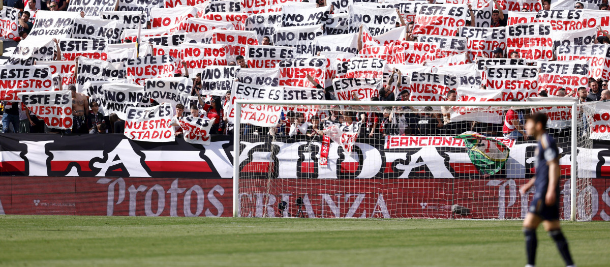 Seguidores del Rayo Vallecano con pancartas para no cambiar de estadio