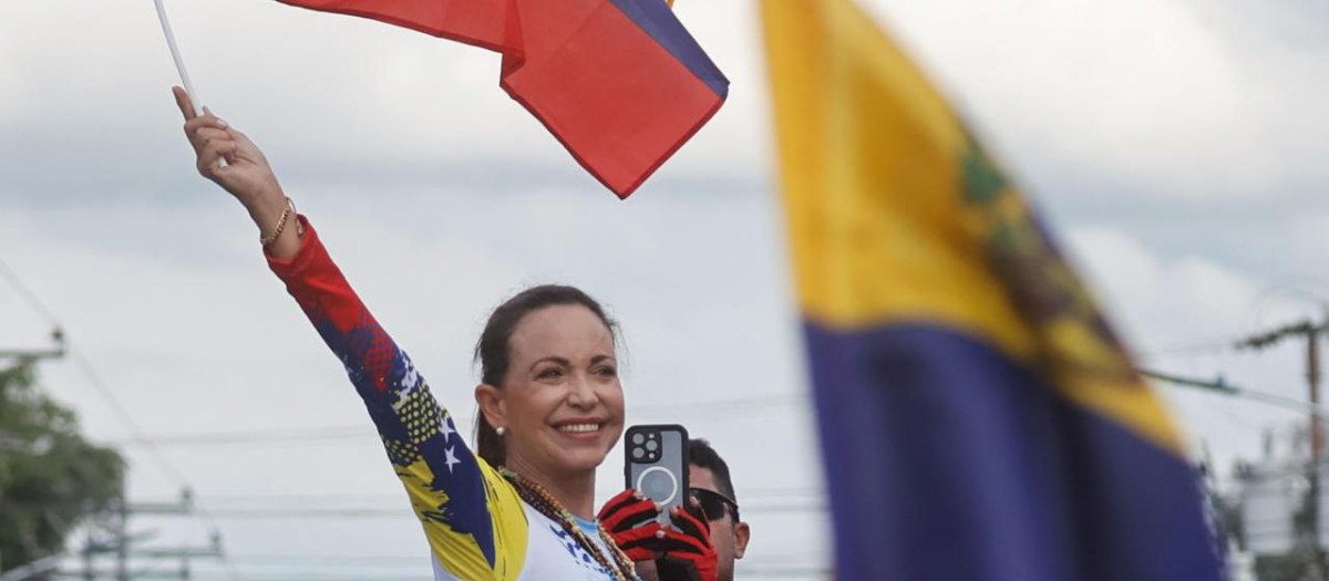 AMDEP3803. GUANANE (VENEZUELA), 17/07/2024.- La líder opositora venezolana María Corina Machado, participa este miércoles de un recorrido político en Guanare, estado Portuguesa (Venezuela). Machado afirmó este miércoles que hay un movimiento social de todas las edades y en todos las regiones del país por la "liberación", pero también por la redención, porque -dijo- los venezolanos deben sanar las heridas y reencontrarse. EFE/ Miguel Gutiérrez