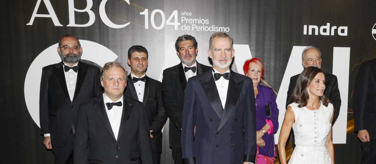 Los Reyes, con los premios Mariano de Cavia, Luca de Tena y Mingote, y los organizadores del acto