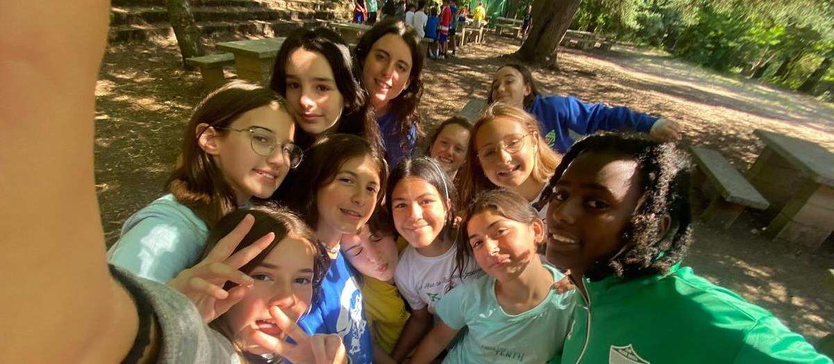 Los "selfies" con las nuevas amigas no pueden faltar, como el de estas niñas en el campamento salesiano de Huesca