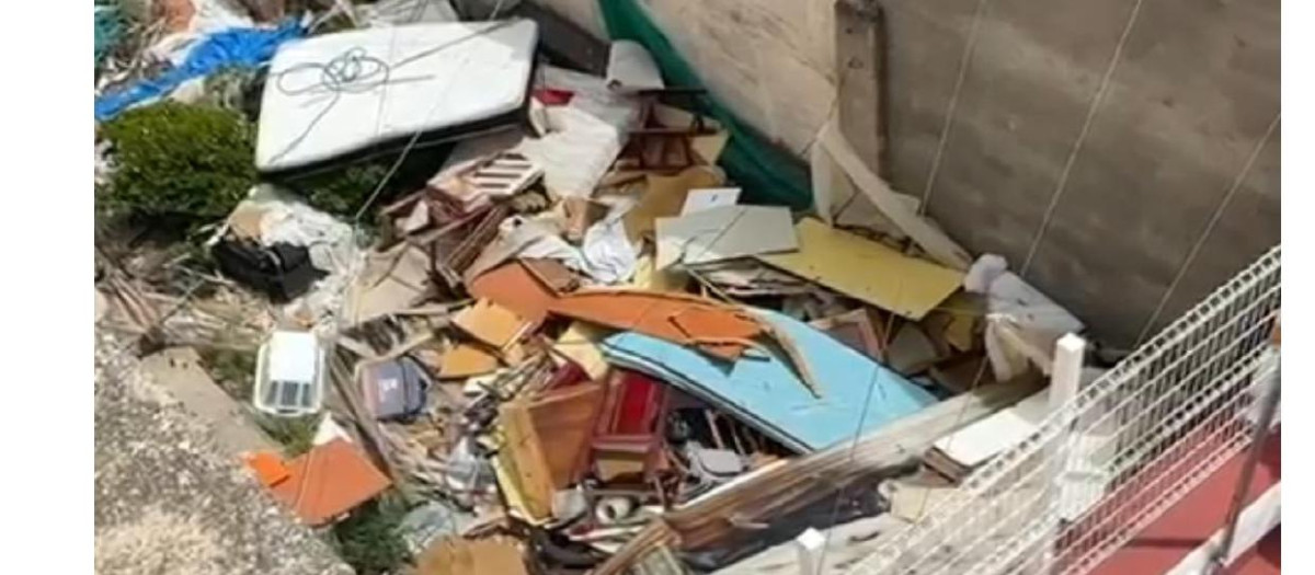Imagen de basura en los patios de casas okupadas en Benicarló, Castellón