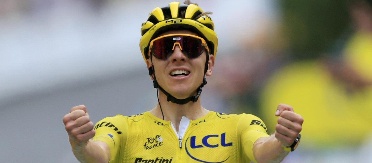 Tadej Pogacar cruza la línea de meta tras ganar la etapa 19 del Tour de Francia