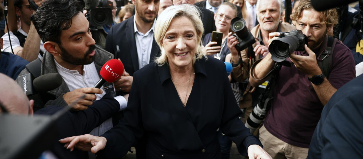 Marine Le Pen llegando a la Asamblea de Francia