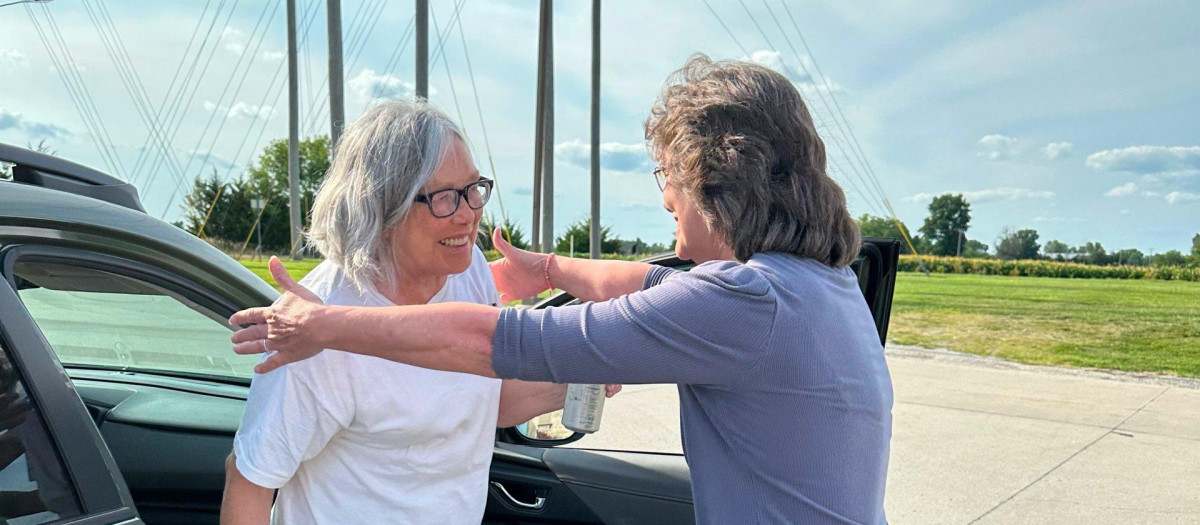 Sandra Hemme es recibida por su hermana a la salida de la cárcel en Kansas City