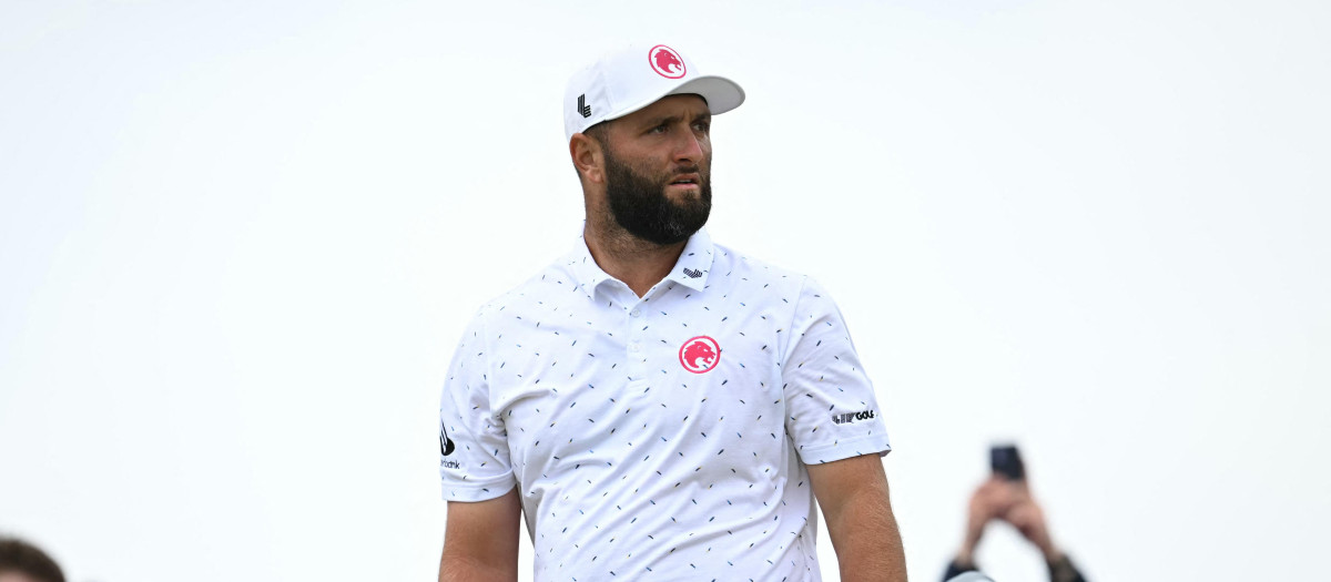 Jon Rahm mira a la bola en la tercera jornada del Open Británico de golf