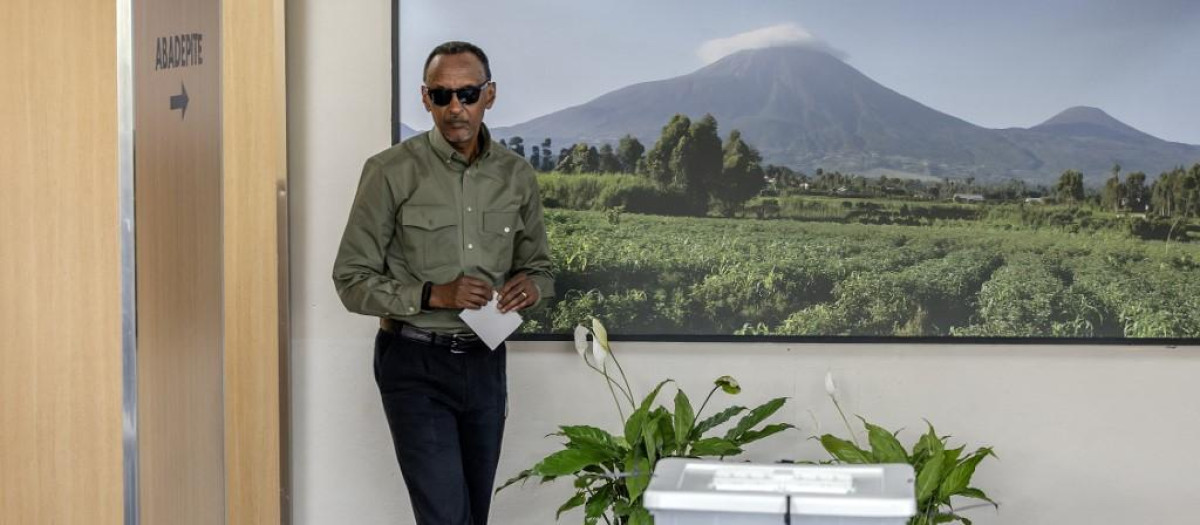 Paul Kagame en Kigali emitiendo su voto
