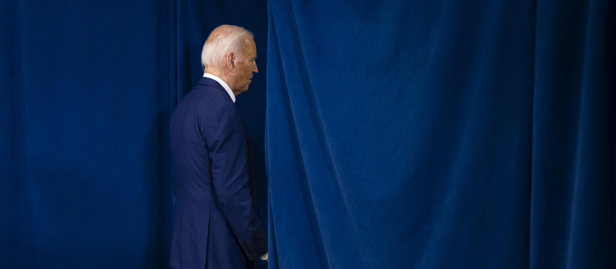 El presidente estadounidense Joe Biden sale después de hablar después de que su oponente republicano Donald Trump resultó herido tras un tiroteo