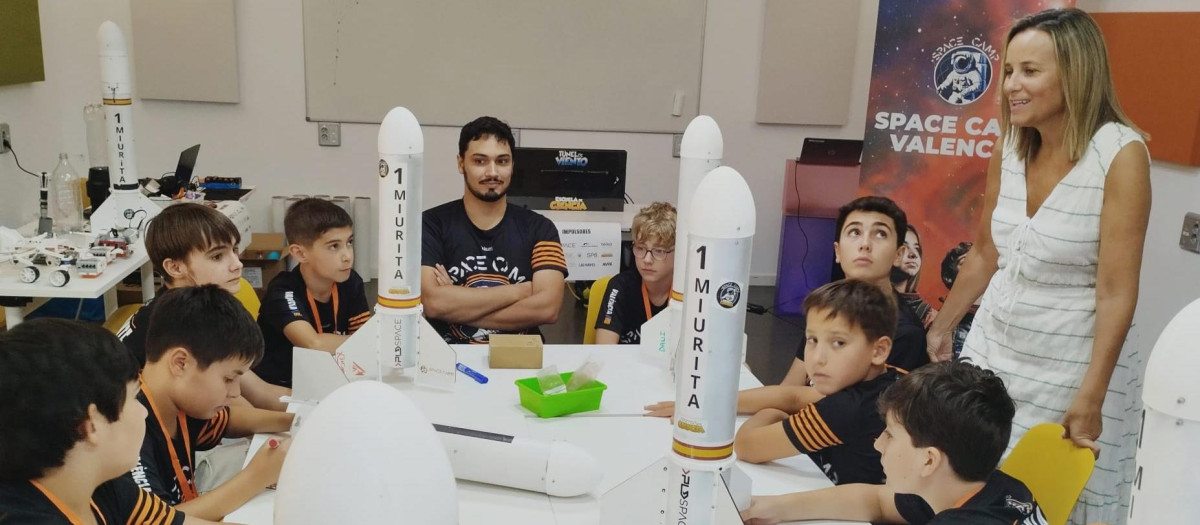 Paula Llobet, junto a varios jóvenes, en Space Camp Valencia