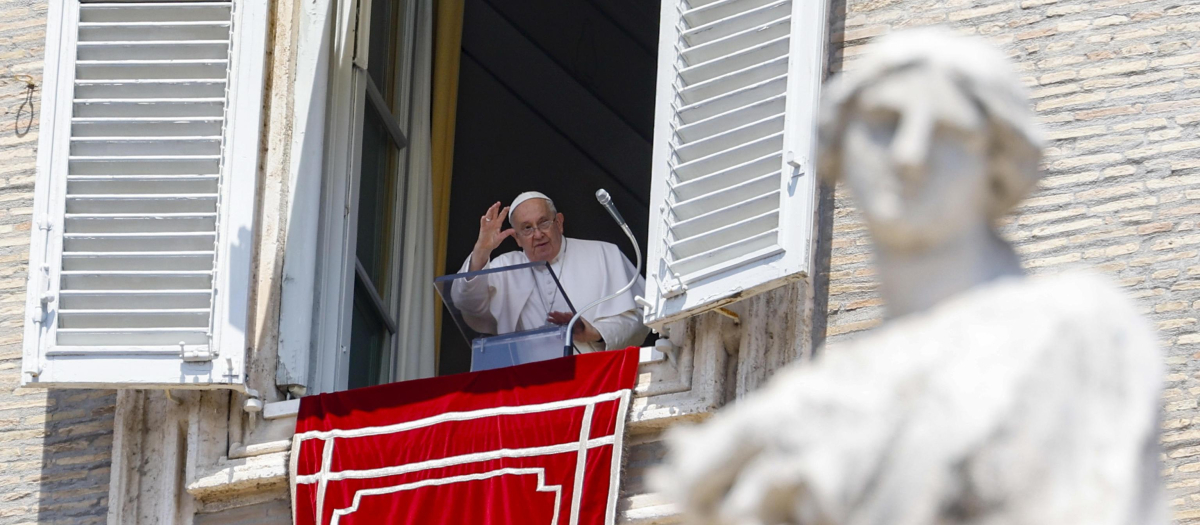 Ciudad del Vaticano (Santa Sede), 21/07/2024.- El papa Francisco hace un gesto mientras preside el rezo del Ángelus desde la ventana de su despacho con vista a la Plaza de San Pedro en la Ciudad del Vaticano, este domingo.-EFE/ Fabio Frustaci