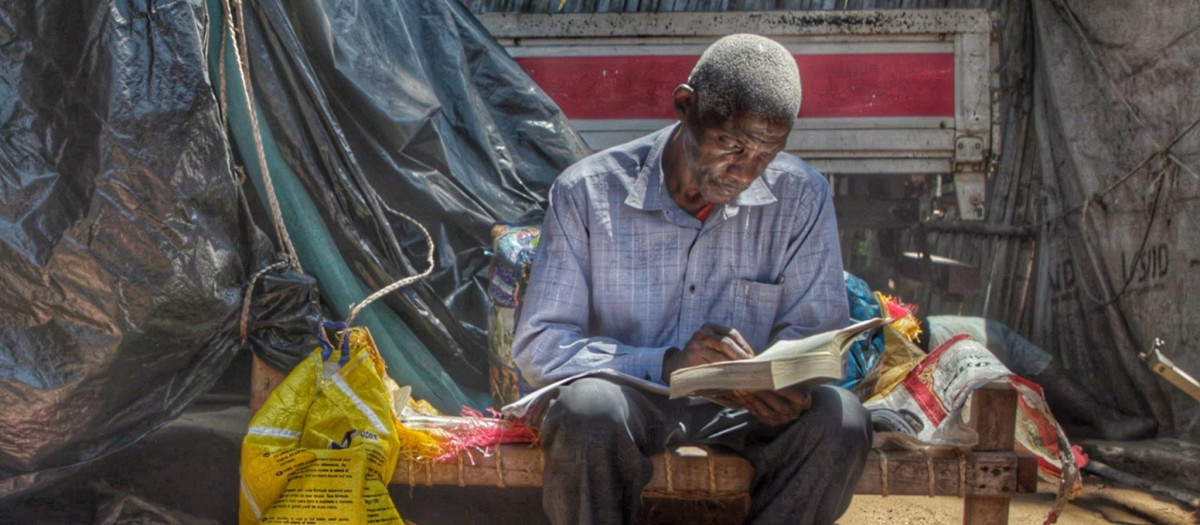 Un hombre lee la Biblia en Mozambique