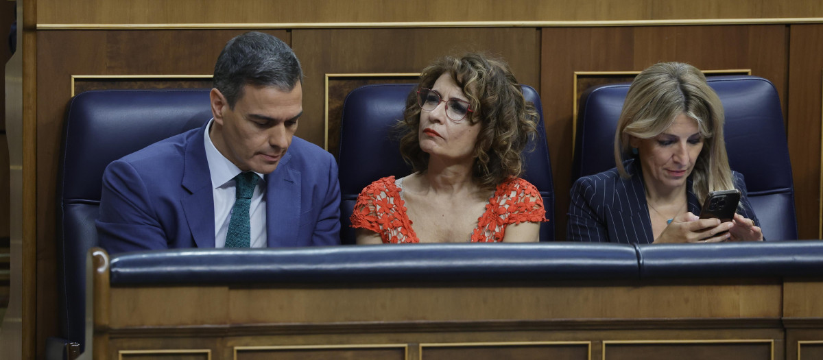 El presidente del Gobierno, Pedro Sánchez, junto a las vicepresidentas primera y segunda del Ejecutivo, María Jesús Montero y Yolanda Díaz
