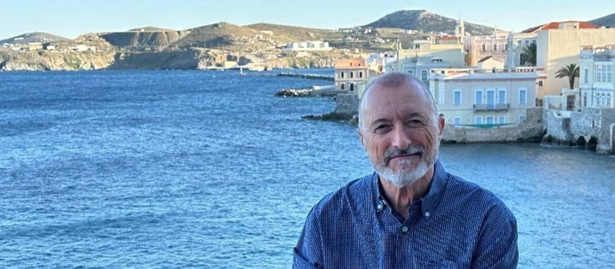 Arturo Pérez-Reverte en la isla de Syros, en Grecia