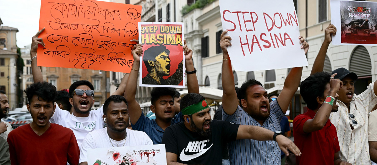 Students from Bangladesh take part to a demonstration to ask the Bangladesh government to end the crackdown on protesters opposing a controversial job allocation quota system, central Rome on July 22, 2024. More than 500 people, including some opposition leaders, have been arrested in Dhaka over violence that has wracked Bangladesh and killed 163 people since students started protesting against civil service hiring rules. (Photo by Filippo MONTEFORTE / AFP)